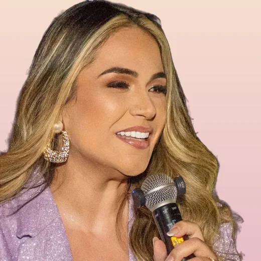 Jacque Americano sorrindo ao microfone